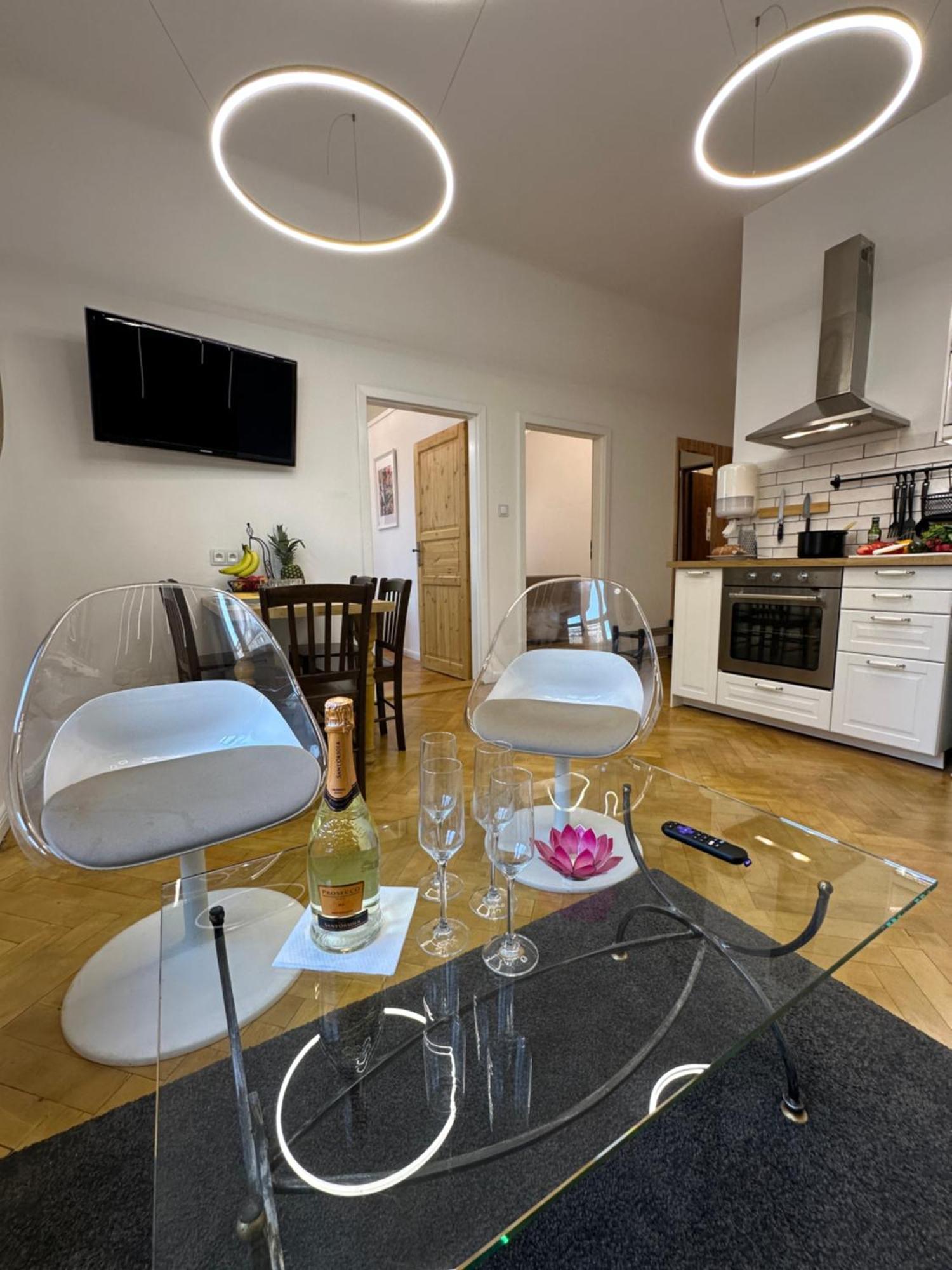 Karlin Oasis 2-Bedroom Apartment ปราก ภายนอก รูปภาพ